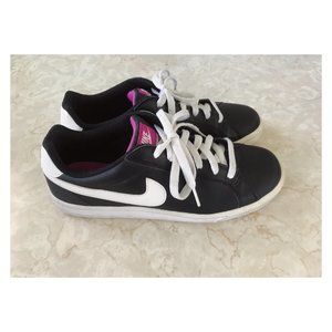 Nike Court Majestic Black and Magenta Sz 9